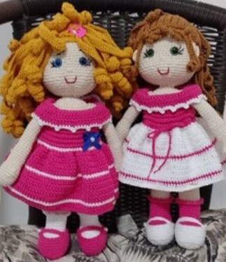 Boneca de crochê artesanal