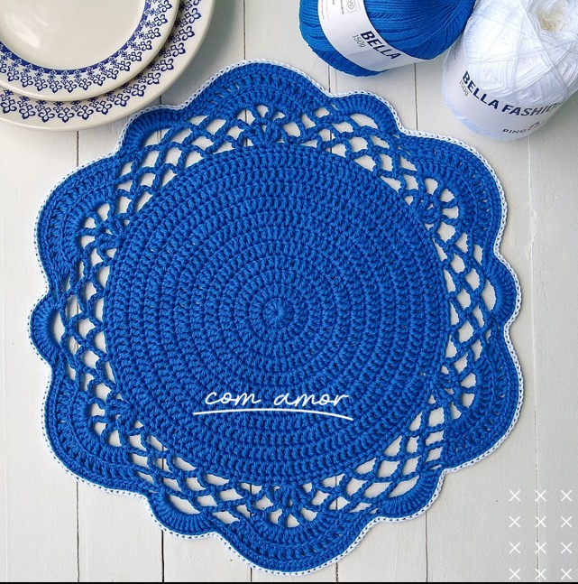 Pessoa feliz recebendo produto